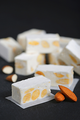 포토 JPG 해외이미지 전통 음식 조각 손가락 디저트 사탕 요리 사람없음 과자 초콜릿 검은색 우유 프랑스 흰색 대접 바 달콤 맛 설탕 아몬드 칼로리 프랑스어 고립 어려움 캐러멜 맛있는 해외포토 문자 손 유럽 컬러 컨셉 유제품 견과류 파일형식 이미지허브