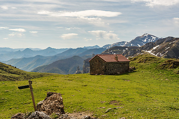 포토 JPG 해외이미지 공원 유럽 길 여행 백그라운드 밭 자연 하늘 산 사람없음 야외 초록색 파란색 계곡 맑음 시골 스페인 내추럴 루트 전국 절정 해외포토 공공시설 나라 컬러 농업 날씨 생태계 파일형식 이미지허브