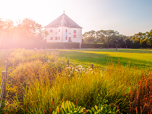 포토 JPG 해외이미지 나무 외관 공원 꽃 유럽 별 벽 여행 건축양식 자연 휴식 주택 사람없음 야외 건물 초록색 세계 햇빛 태양 정원 궁전 게임 흰색 역사 숲 체코 프라하 천연기념물 공화국 르네상스 보헤미아 옛날 해외포토 자연요소 식물 건축물 공공시설 건축 나라 컬러 컨셉 고건축 놀이 생태계 파일형식 이미지허브