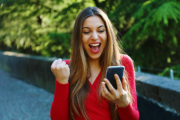 포토 JPG 해외이미지 라이프스타일 손 여자 행복 통신 성공 거리 세포 한명 웃음 사람 야외 스마트폰 힘 주먹 잡기 전화기 스마트 만족 흥분 온라인 비명 승자 필승 스타일 브라질사람 해외포토 1 감정 컨셉 모션 표정 생활 신체부위 핸드폰 스마트기기 우승 파일형식 이미지허브