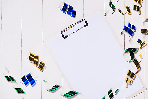 포토 JPG 해외이미지 리본 실내 사람없음 하이앵글 파티 축하 생일 즐거움 흰배경 서류판 카피스페이스 해외포토 기념일 감정 뷰포인트 백그라운드 컨셉 이벤트 내부 사무용품 공백 흰색 파일형식 이미지허브