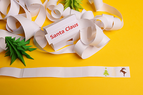 포토 JPG 해외이미지 영어 종이 크리스마스 크리스마스용품 실내 사람없음 루돌프 나무모형 노란배경 종이뭉치 크리스마스배경 해외포토 문자 기념일 백그라운드 사슴 내부 노란색 모형 용품 뭉치 파일형식 이미지허브