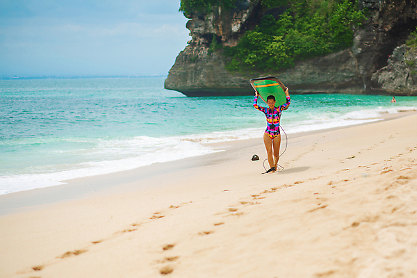 포토 JPG 해외이미지 주간 전신 여자 수영복 바다 하늘 한명 성인 해변 야외 앞모습 걷기 서핑보드 서핑 성인여자한명만 수평선 해외포토 자연요소 1 옷 뷰포인트 모션 사람 수상스포츠 보드_스포츠 여자한명만 성인여자만 파일형식 이미지허브