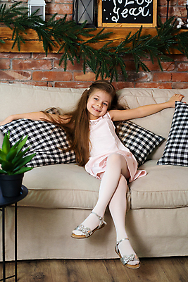 포토 JPG 해외이미지 백인 라이프스타일 드레스 행복 감정 얼굴 어린이 크리스마스 겨울 휴가 새로움 새해 주택 실내 한명 미소 웃음 사람 앉기 내부 소파 크리스마스트리 기쁨 침실 방 흰색 침대 축하 달콤 12월 연도 스웨터 안락 해외포토 서양인 1 옷 계절 기념일 컬러 가구 컨셉 상의 의자 모션 표정 건물 생활 신체부위 날짜 맛 파일형식 이미지허브