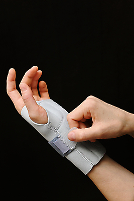 포토 JPG 해외이미지 직업 손 여자 스포츠 성공 건강 병원 손바닥 사람없음 치료 고통 업무 보호 사건 손목 투자 붕대 외과 온라인 장애 고립 골절 지원 해외포토 감정 컨셉 비즈니스 의학 사람 신체부위 작업 파일형식 이미지허브