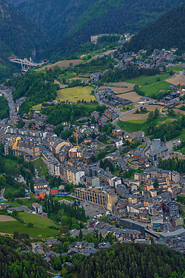 포토 JPG 해외이미지 외관 유럽 벽 스포츠 여행 겨울 건축양식 하늘 스키 산 주택 사람 사람없음 야외 건물 파란색 도전 잡기 도시 숲 연습 언덕 피라미드 서리 장면 다인종 타운 극복 로스앤젤레스 안도라 가문비나무 해외포토 나무 건축물 계절 건축 나라 컬러 모션 겨울스포츠 인종 미국 랜드마크 파일형식 이미지허브