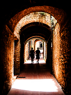 포토 JPG 해외이미지 외관 실루엣 유럽 도로 길 벽 여행 건축양식 거리 주택 그림자 사람 사람없음 건물 마을 침묵 이탈리아 수확 골동품 도시 중세 역사 그림 아치 좁은 타운 르네상스 옛날 토스카나 해외포토 건축물 건축 나라 농업 교통시설 촬영기법 소리 파일형식 이미지허브