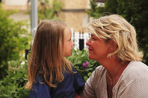 포토 JPG 해외이미지 백인 커플 공원 여자 딸 행복 할머니 어린이 2 가족 엄마 휴가 손녀 함께함 미소 사람 야외 두명 여름 햇빛 걷기 우주 고독 손주 적재 옛날 조부모 해외포토 사이프러스공화국 서양인 계절 공공시설 노년 감정 유럽 컨셉 관계 모션 표정 태양 파일형식 이미지허브