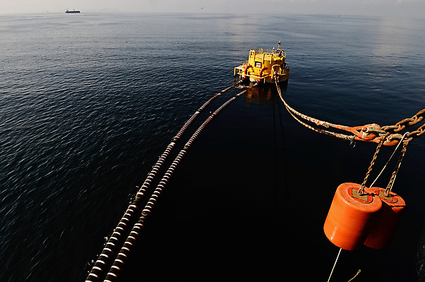 포토 JPG 해외이미지 산업 바다 비즈니스 교통시설 항해 안전 사람없음 물 환경 항구 화물 액체 오염 기름 휘발유 창고 방파제 함선 상업 파이프 탱크 객실 가스 수납 포트 적재 로딩 분배 유조선 파이프라인 효율 해외포토 자연요소 공공시설 음식 교통 컨셉 배_교통 운송업 석유 시설 파이프_관 파일형식 이미지허브