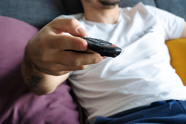 포토 JPG 해외이미지 백인 1 라이프스타일 손 응시 남자 백그라운드 컨셉 남편 휴식 주택 실내 사람 앉기 사람없음 내부 소파 텔레비전 방 흰색 관찰 잡기 판넬 변화 손목시계 영화 멀리 리빙 제어 채널 프로그램 혼자 해외포토 서양인 시선 시계 컬러 의자 장신구 모션 문화예술 건물 생활 신체부위 전자제품 파일형식 이미지허브