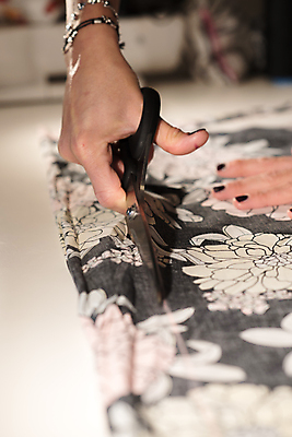 포토 JPG 해외이미지 백인 직업 1 디자인 응시 드레스 옷 여자 산업 백그라운드 비즈니스 실내 관리 사람 사람없음 내부 유행 상점 흰색 직물 업무 작업실 실 선택 마네킹 디자이너 스케치 천 그림 상업 재단 재단사 스타일리스트 스타일 해외포토 서양인 시선 컬러 컨셉 미술 작업 파일형식 이미지허브