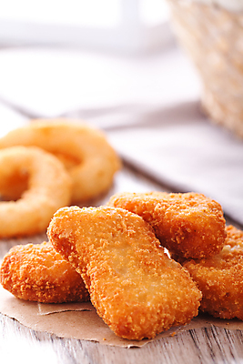 포토 JPG 해외이미지 실내 사람없음 아웃포커스 양파링 나무탁자 치킨너겟 종이호일 해외포토 음식 탁자 촬영기법 내부 튀김 파일형식 이미지허브