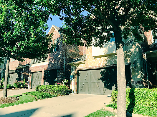 포토 JPG 해외이미지 나무 외관 창문 가족 자동차 지붕 벽돌 새로움 거리 아파트 주택 사람없음 목재 초록색 갈색 문 미국 차도 도시 재산 큼 타운 계단식 연립주택 이웃 대출 교외 줄서기 진짜 차고 텍사스 해외포토 식물 도로 육상교통 컬러 컨셉 북아메리카 재료 관계 모션 건물 금융 크기 파일형식 이미지허브