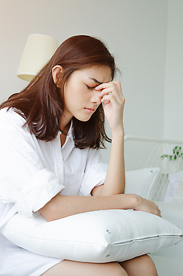 포토 JPG 해외이미지 라이프스타일 손 여자 얼굴 창문 아침 휴식 스트레스 주택 실내 건강 한명 앉기 햇빛 일출 방 고통 흰색 침대 잠 뜨거움 결과 척추 두통 팔 발목 알레르기 복근 불면증 편두통 해외포토 주간 1 감정 컬러 가구 컨셉 모션 발 근육 뼈 사람 내부 건물 생활 신체부위 태양 노을 질병 파일형식 이미지허브