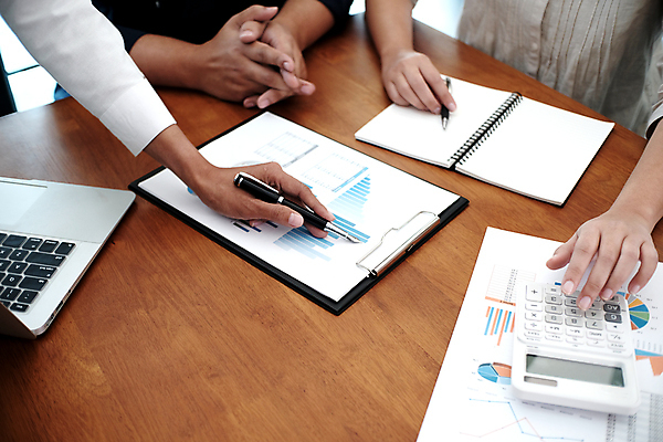 포토 JPG 해외이미지 직업 여자 남자 행복 비즈니스 사업가 통신 탁자 회의 협력 설계 노동자 함께함 대화 사람 동양인 인종 성인 사람없음 노트북 사무실 흰색 업무 작업 비즈니스맨 비즈니스우먼 그룹 계획 연결 토론 동료 경영자 리더 다민족 콜라보레이션 브레인스토밍 해외포토 감정 컬러 가구 컨셉 관계 말하기 전자제품 직장인 파일형식 이미지허브