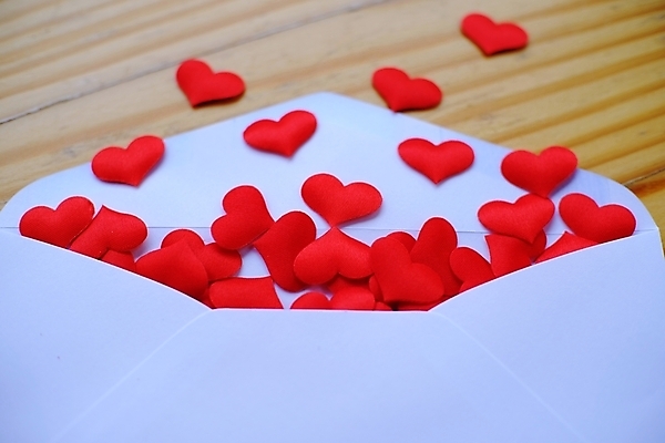 포토 JPG 해외이미지 편지봉투 실내 사랑 근접촬영 사람없음 하트 오픈 나무배경 해외포토 모양 감정 뷰포인트 백그라운드 봉투 내부 편지 파일형식 이미지허브