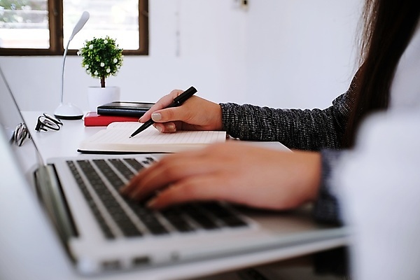 포토 JPG 해외이미지 백인 직업 여자 남자 비즈니스 사업가 통신 성공 회의 협력 노동자 아이디어 직장 함께함 실내 대화 서기 사람 앉기 인종 성인 사람없음 노트북 컴퓨터 사무실 업무 작업 비즈니스맨 그룹 계획 토론 동료 문서 통일 프로젝트 콜라보레이션 브레인스토밍 해외포토 서양인 컨셉 회사 관계 모션 말하기 내부 전자제품 직장인 파일형식 이미지허브