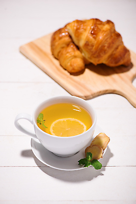 포토 JPG 해외이미지 실내 사람없음 찻잔 크루아상 레몬 민트 슬라이스 생강 나무도마 레몬차 생강차 나무배경 해외포토 빵 백그라운드 채소 과일 잔 도마 내부 목재 차_음료 허브 파일형식 이미지허브