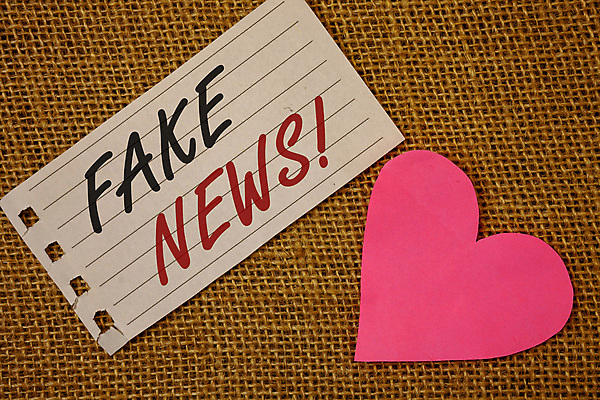 포토 JPG 해외이미지 종이 인터넷 통신 사람없음 자료 정보 속임수 기자 신문 뉴스 잡지 신화 온라인 거짓 거짓말 격파 사실 소문 소셜 소셜미디어 제어 출판 표제 해외포토 직업 모션 간행물 파일형식 이미지허브