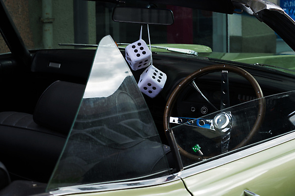 포토 JPG 해외이미지 50대 여행 2 자동차 유리 털 매달리기 사람없음 내부 금속 거울 수확 흰색 바퀴 클래식 60대 모피 향수 큐브 복고 클래식카 계기판 강조 해외포토 노년 육상교통 컬러 중년 컨셉 농업 모션 승용차 재질 화장품 파일형식 이미지허브