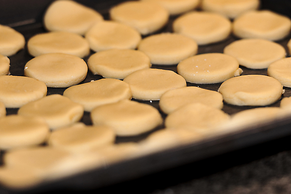 포토 JPG 해외이미지 전통 접시 손 음식 빵 백그라운드 재료 탁자 디저트 쟁반 건강 사탕 요리 사람없음 목재 쿠키 주방 초콜릿 요리사 식사 빵집 흰색 대접 신선 달콤 맛 설탕 굽기 준비 유기농 날것 반죽 만들기 버터 시트 페스츄리 핸드메이드 맛있는 해외포토 나무 직업 식기 웰빙 컬러 가구 컨셉 모션 신체부위 상점 구이 파일형식 이미지허브