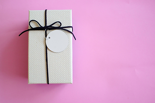 포토 JPG 해외이미지 리본 실내 사람없음 선물상자 한개 꼬리표 카피스페이스 분홍색배경 해외포토 1 분홍색 백그라운드 선물 내부 상자 라벨 공백 파일형식 이미지허브