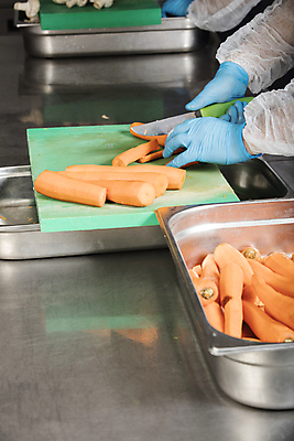 포토 JPG 해외이미지 직업 손 음식 유니폼 채소 탁자 호텔 실내 건강 요리 사람 사람없음 목재 초록색 주방 요식업 식당 요리사 버섯 도구 작업 칼 자르기 준비 상업 해외포토 나무 옷 산업 컬러 가구 재료 모션 숙소 내부 신체부위 상점 파일형식 이미지허브