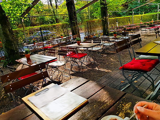 포토 JPG 해외이미지 나무 식물 공원 꽃 유럽 문화 탁자 기념 맥주 독일 사람 앉기 사람없음 야외 가로 초록색 갈색 여행객 정원 기쁨 벚꽃 마시기 술집 그룹 체크무늬 지역 여관 뮌헨 정물화 바이에른 바이에른사람 해외포토 공공시설 감정 나라 컬러 가구 무늬 모션 숙소 주류 그림 파일형식 이미지허브