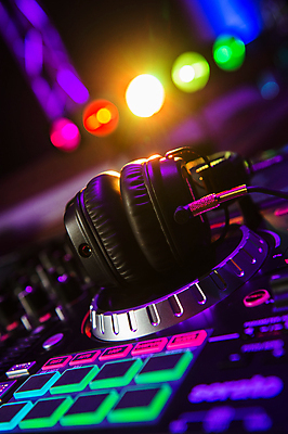 포토 JPG 해외이미지 음악 음향기기 사람없음 헤드셋 장비 DJ 제어 사운드믹서 해외포토 문화예술 전자제품 헤드폰 파일형식 이미지허브