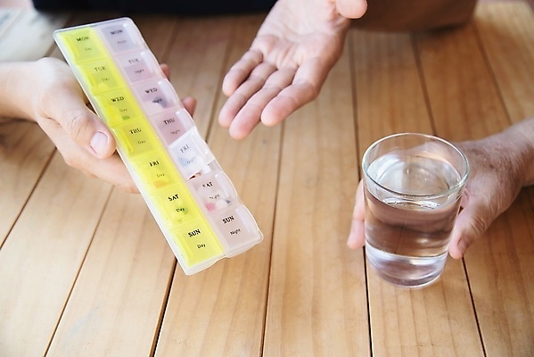 포토 JPG 해외이미지 탁자 건강 병원 사람 사람없음 치료 물 상자 알약 약 고통 의사 흰색 도움 오픈 일주일 약초 질병 컨테이너 플라스틱 약국 준비 처방 비타민 조제 보충 돌봄 복용 조언 헬프 해외포토 자연요소 감정 산업 컬러 가구 컨셉 의학 모션 재질 의료진 풀_식물 만들기 영양소 파일형식 이미지허브