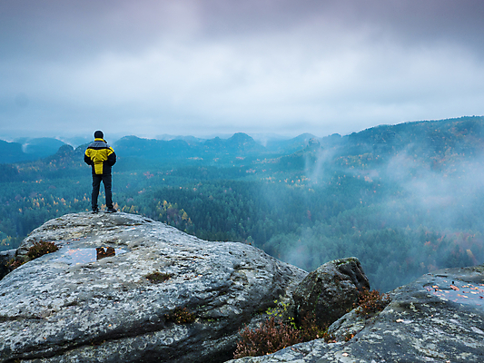 포토 JPG 해외이미지 옷 유럽 여행 밭 자연 성공 아침 휴가 산 안테나 한명 풍경 초록색 여행객 계곡 일몰 봄 새벽 트래킹 하이킹 자유 전원 고독 저녁 언덕 고민 산등성이 오르기 마법 발견 하이커 혼자 힙스터 해외포토 주간 자연요소 1 계절 패션 감정 나라 컬러 컨셉 농업 통신 모션 레저 사람 노을 전기에너지 야간 생태계 파일형식 이미지허브