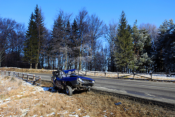 포토 JPG 해외이미지 도로 교통시설 자동차 거리 안전 사람없음 금속 손상 흰색 긴급 바퀴 수리 위험 충돌 사건 속도 타이어 보험 고립 깨짐 범퍼 자동 해외포토 길 육상교통 컬러 교통 컨셉 재질 시설 파일형식 이미지허브