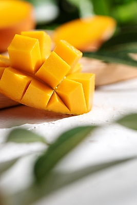 포토 JPG 해외이미지 잎 사람없음 달콤 소프트포커스 흰배경 슬라이스 망고 해외포토 식물 백그라운드 촬영기법 흰색 맛 열대과일 파일형식 이미지허브