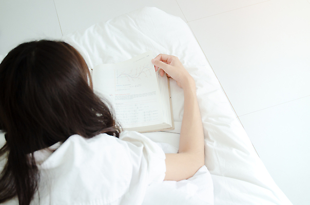 포토 JPG 해외이미지 백인 1 학생 라이프스타일 손 여자 교육 남자 종이 백그라운드 비즈니스 텍스트 손가락 교실 주택 한명 사람 성인 책 단어 학습 사무실 독서 공책 흰색 기록 잡기 편지 작가 책상 사인 싱글 경영자 대학교 문서 페이지 옛날 해외포토 서양인 직업 문자 컬러 가구 학교 모션 문구용품 건물 생활 신체부위 리더 파일형식 이미지허브