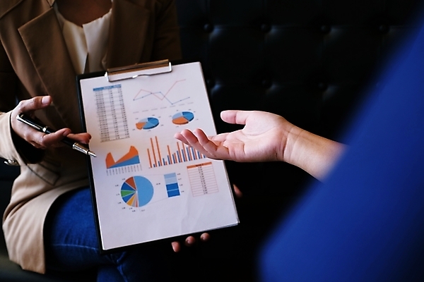 포토 JPG 해외이미지 직업 손 디자인 여자 교육 비즈니스 통신 학교 회의 그래프 협력 설계 대화 설명 서기 사람 사람없음 사무실 교사 방 가리킴 업무 비즈니스맨 비즈니스우먼 발표 그룹 플랫 계획 대표 토론 강의 보고서 경영자 리더 경영 세미나 프로젝트 해외포토 남자 컨셉 모션 말하기 손짓 신체부위 작업 직장인 파일형식 이미지허브