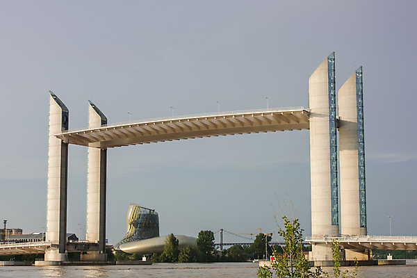 포토 JPG 해외이미지 디자인 유럽 문화 곡선 건축양식 하늘 미래 새로움 사람없음 야외 파란색 와인 맑음 프랑스 도시 보트 센터 역사 전시회 박물관 프랑스어 해외포토 문자 건축 나라 선 컬러 컨셉 배_교통 날씨 주류 전시 파일형식 이미지허브