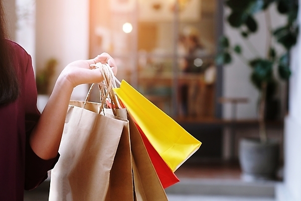 포토 JPG 해외이미지 백인 라이프스타일 여자 행복 백그라운드 컨셉 가방 모바일 선물 미소 사람 동양인 성인 사람없음 여름 스마트폰 쇼핑 뷰티 유행 세일 상점 흰색 잡기 고급 구매 쇼핑몰 고객 소매 적재 쇼퍼홀릭 해외포토 서양인 잡화 계절 감정 컬러 모션 표정 인종 생활 핸드폰 스마트기기 파일형식 이미지허브