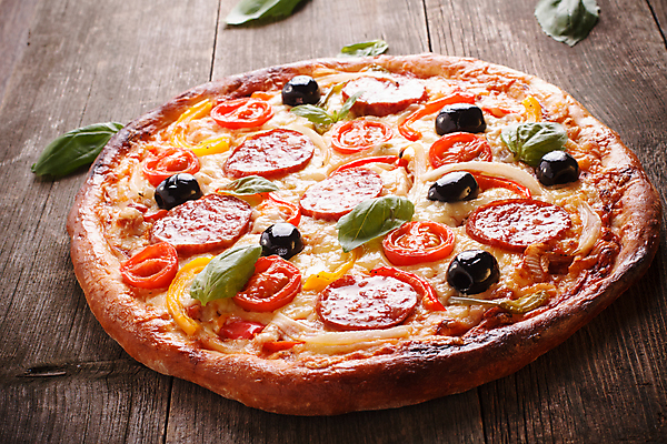 포토 JPG 해외이미지 전통 음식 조각 토마토 채소 재료 치즈 피자 패스트푸드 요리 사람없음 목재 식사 저녁식사 이탈리아 껍질 시골 최고 굽기 허브 올리브 햄 후추 바질 살라미 해외포토 나무 식물 열매 유럽 유제품 서양음식 육류 인스턴트 구이 향신료 파일형식 이미지허브