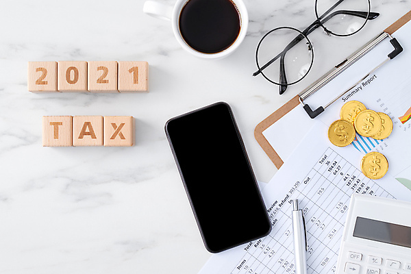 포토 JPG 해외이미지 안경 커피 비즈니스 텍스트 그래프 사람없음 컵 스마트폰 하이앵글 펜 동전 계산기 서류판 세금 나무블록 카피스페이스 2021년 해외포토 식기 잡화 음료 뷰포인트 돈 문구용품 목재 핸드폰 스마트기기 필기구 사무용품 공백 블록 장비 연도 파일형식 이미지허브