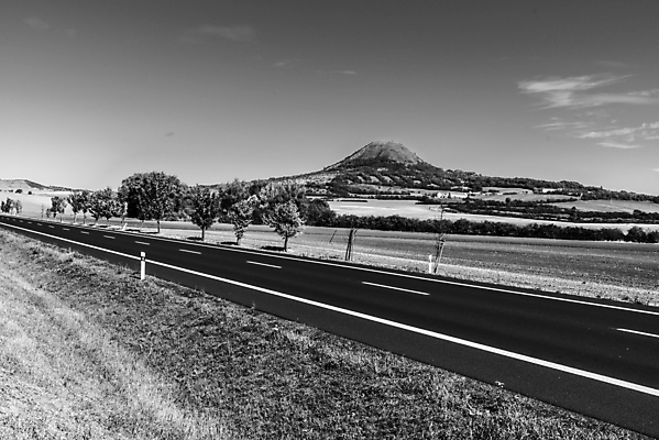 포토 JPG 해외이미지 나무 도로 선 여행 밭 곡선 교통시설 모션 자연 하늘 산 흑백 사람없음 야외 태양 맑음 검은색 운전 자유 흰색 시골 땅 방향 언덕 속도 장면 루트 방법 해외포토 자연요소 식물 길 컬러 교통 컨셉 농업 날씨 촬영기법 시설 생태계 파일형식 이미지허브