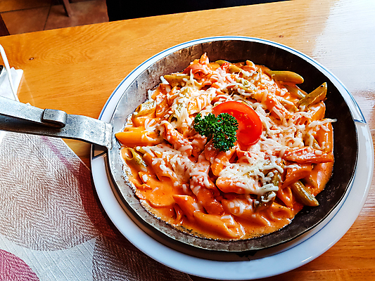 포토 JPG 해외이미지 접시 음식 잎 토마토 채소 탁자 양파 치즈 파스타 스파게티 육류 요리 사람없음 빨간색 초록색 노란색 검은색 식사 저녁식사 사발 철 허브 국수 레시피 바질 토마토소스 점심식사 모짜렐라치즈 카피스페이스 탈리아텔레 해외포토 식물 식기 컬러 가구 식재료 유제품 서양음식 공백 면류 사기그릇 소스_음식 파스타면 파일형식 이미지허브