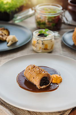 포토 JPG 해외이미지 접시 식탁 유리병 실내 육류 사람없음 아웃포커스 롤 말이 메인요리 해외포토 식기 음식 식재료 탁자 병_용기 촬영기법 내부 파일형식 이미지허브