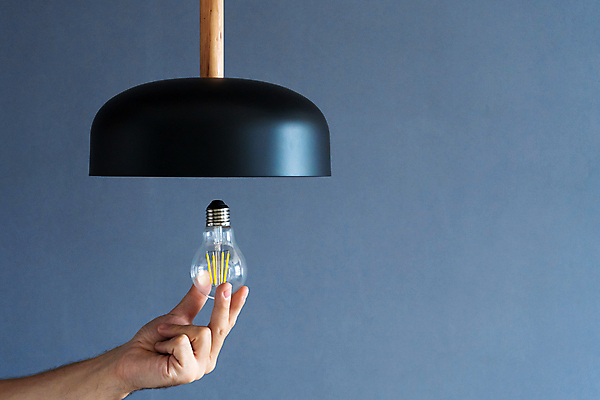 포토 JPG 해외이미지 백인 손 컨셉 가사 전구 가정 유리 새로움 주택 나선형 사람없음 초록색 경제 빛 검은색 힘 장비 에너지 흰색 나사 램프 변화 황금 콘센트 서비스 백열등 천장 에코 복고 고정 형광등 교체 다락방 설치 옛날 효율 주도 해외포토 서양인 컬러 무늬 재질 전등 조명 건물 신체부위 환경 공구 예절 파일형식 이미지허브