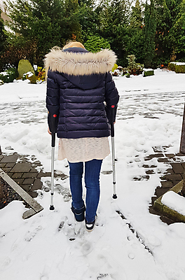 포토 JPG 해외이미지 백인 모델 라이프스타일 응시 옷 여자 스포츠 생각 신체 근육 휴식 건강 병원 서기 사람 성인 사람없음 치료 운동 유행 고통 환자 청바지 체육관 테라피 물리치료 치유 해외포토 서양인 시선 감정 컨셉 바지 의학 모션 생활 뷰티 파일형식 이미지허브
