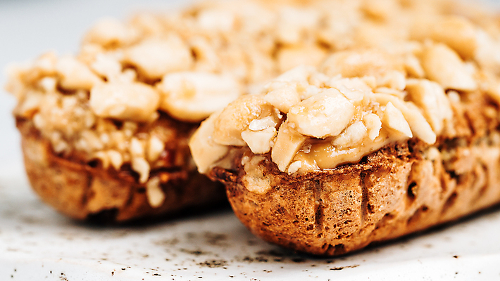 포토 JPG 해외이미지 디저트 근접촬영 사람없음 아웃포커스 견과류 달콤 흰배경 땅콩 에클레어 해외포토 음식 뷰포인트 백그라운드 촬영기법 흰색 맛 파일형식 이미지허브