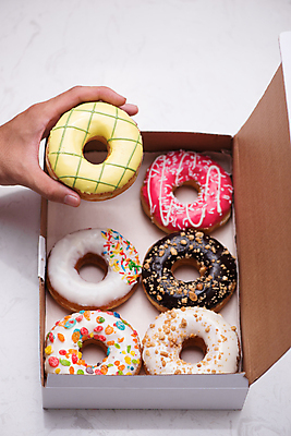 포토 JPG 해외이미지 손 실내 들기 신체부위 하이앵글 도넛 달콤 종이상자 흰배경 해외포토 뷰포인트 백그라운드 모션 디저트 사람 내부 상자 흰색 맛 파일형식 이미지허브
