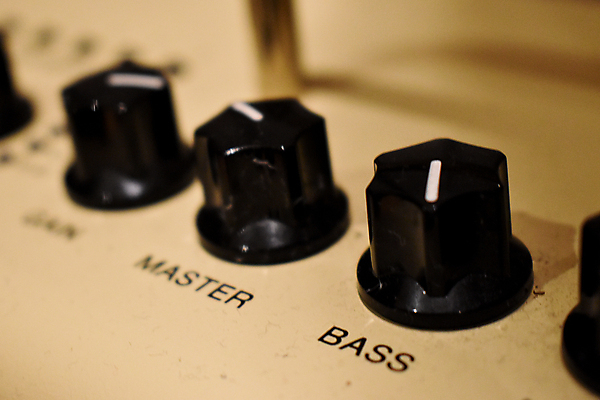 포토 JPG 해외이미지 음악 백그라운드 놀이 버튼 손잡이 사람없음 금속 검은색 힘 소리 장비 기구 기타 판넬 원형 볼륨 플라스틱 오브젝트 복고 회전 전자 오디오 아날로그 시끄러움 다이얼 무거움 스위치 스테레오 고립 뮤지컬 베이스 블루스 왜곡 입력 제어 해외포토 도형 컬러 재질 현악기 문화예술 전자제품 무게 파일형식 이미지허브