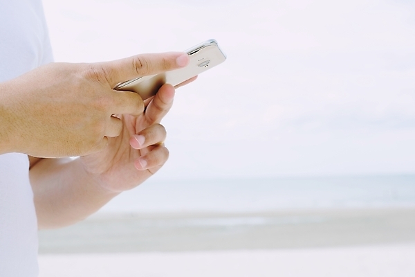 포토 JPG 해외이미지 라이프스타일 손 여자 행복 백그라운드 인터넷 비즈니스 텍스트 통신 손가락 모바일 휴식 세포 사람 앉기 성인 사람없음 스마트폰 핸드폰 사무실 디지털 스크린 공백 카페 터치 흰색 잡기 네트워크 메시지 연결 무선전화기 전화기 스마트 온라인 거짓 소셜 목업 해외포토 감정 컬러 컨셉 모션 생활 신체부위 전자제품 스마트기기 상점 파일형식 이미지허브