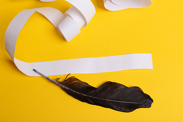 포토 JPG 해외이미지 종이 크리스마스 크리스마스용품 실내 사람없음 깃털펜 깃펜 노란배경 크리스마스배경 해외포토 기념일 백그라운드 내부 펜 노란색 용품 파일형식 이미지허브