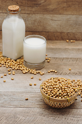 포토 JPG 해외이미지 유리병 잔 콩 실내 사람없음 바구니 담기 두유 콩두유 나무배경 해외포토 식기 백그라운드 모션 병_용기 곡류 내부 파일형식 이미지허브